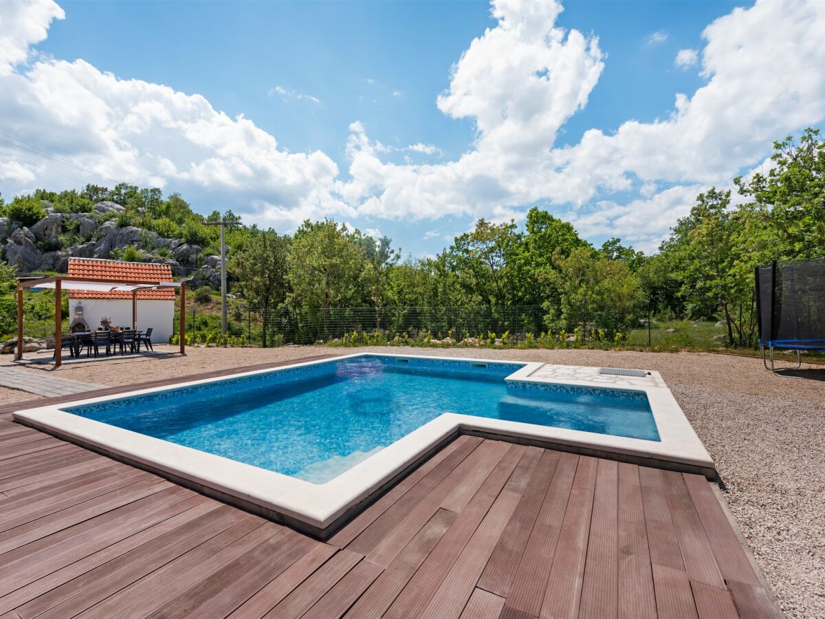 Villa Villa in Neoric mit Pool und Whirlpool