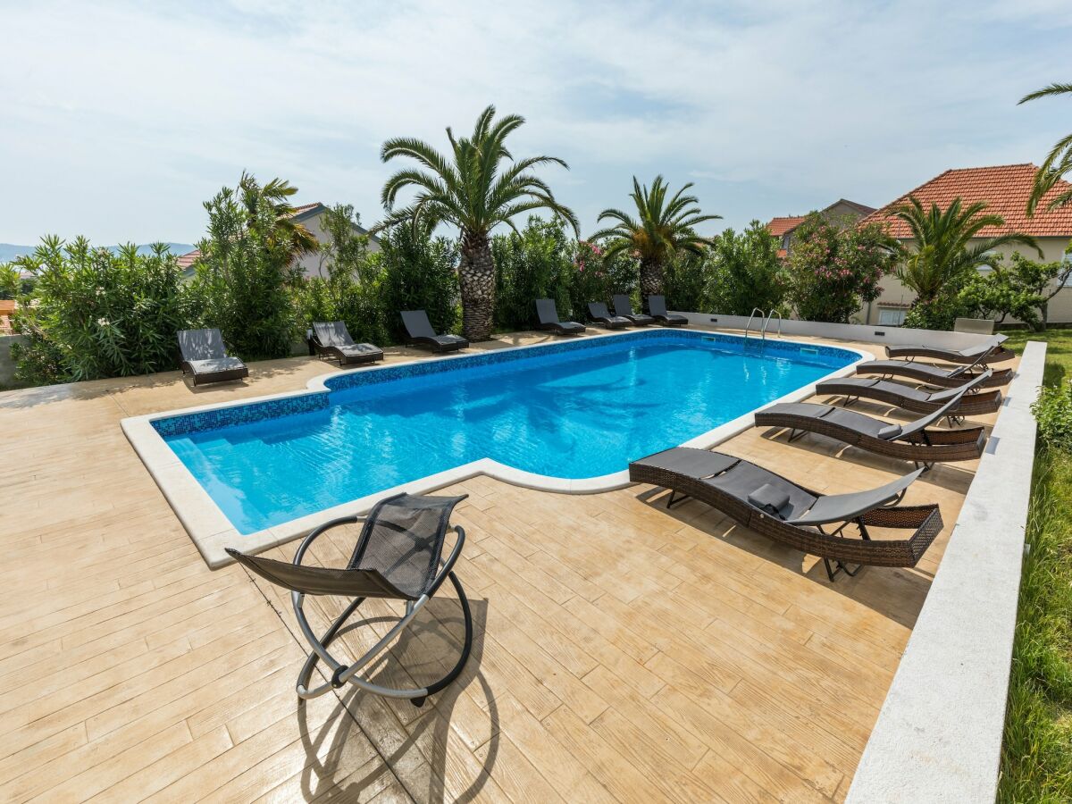 Holiday house Modern holiday home with pool - Outdoor photo 4