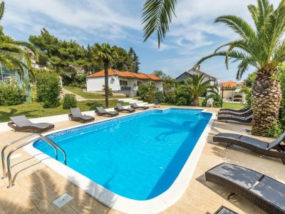 Holiday house Modern holiday home with pool - Outdoor photo 5