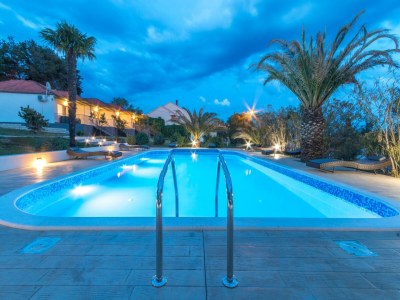 Holiday house Modern holiday home with pool - Outdoor photo 7