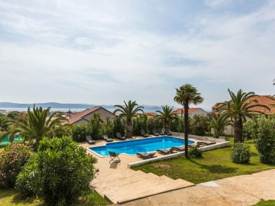 Holiday house Modern holiday home with pool - Outdoor photo 8