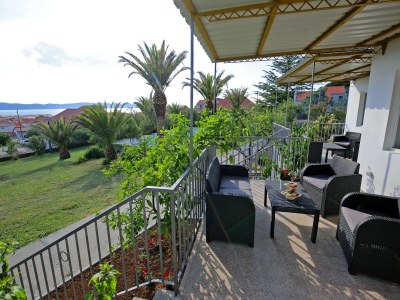 Holiday house Modern holiday home with pool - Outdoor photo 9