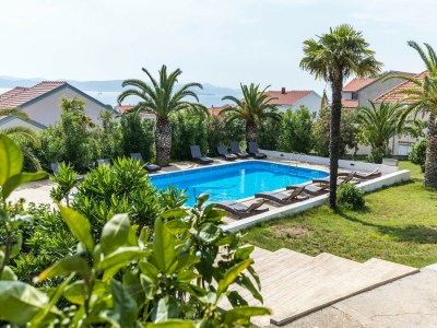 Holiday house Modern holiday home with pool - Outdoor photo 12