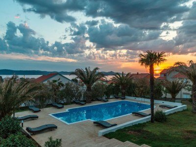 Holiday house Modern holiday home with pool - Outdoor photo 17