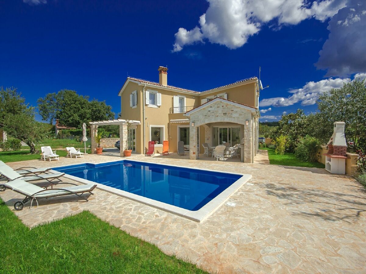 Villa Peaceful Villa in Sveti Lovrec with Swimming Pool
