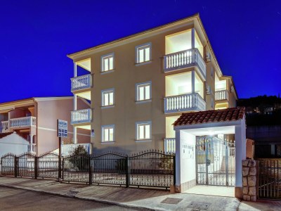Apartment Holiday Home in Croatia near the Sea - Outdoor photo 7