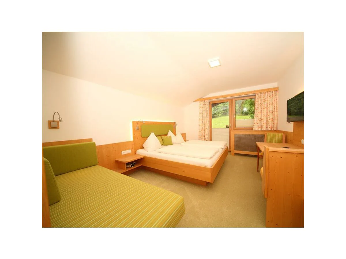 Holiday room Dreibettzimmer mit Dusche od. Bad, WC