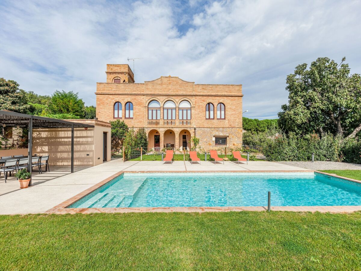 Holiday house Charming Home Near Vulpellac - Outdoor photo 3