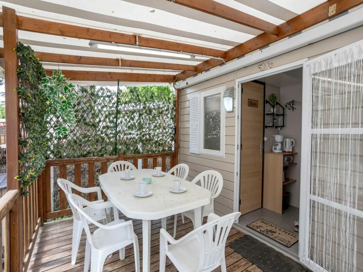 caravan Mobile Home with Plancha & Pool Access - Outdoor photo 5