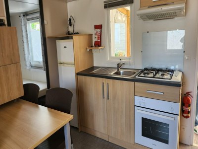 caravan Mobile Home with Plancha & Pool Access - Features photo 8