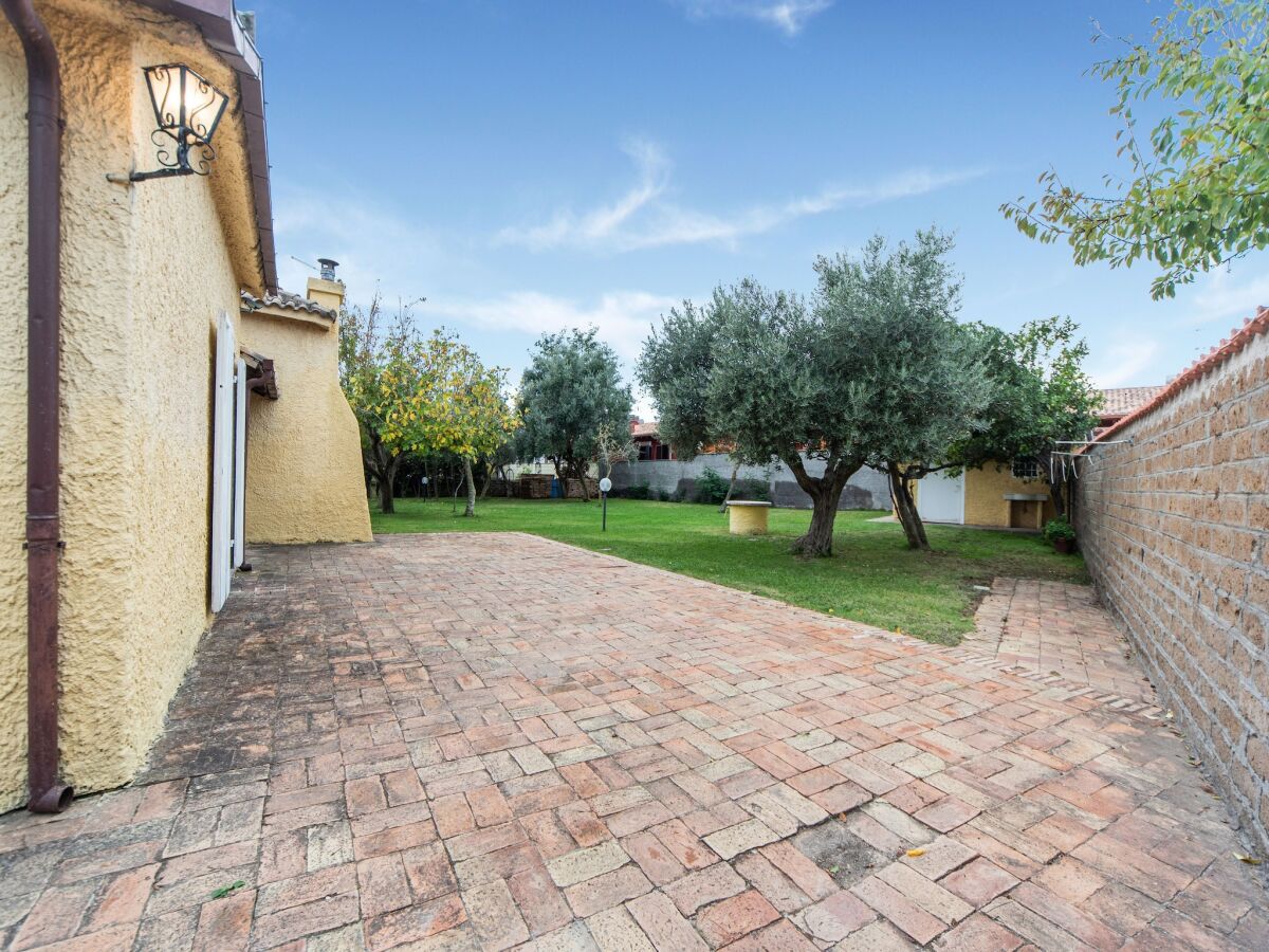 Holiday house Beautiful holiday home in Ardea with garden - Outdoor photo 2