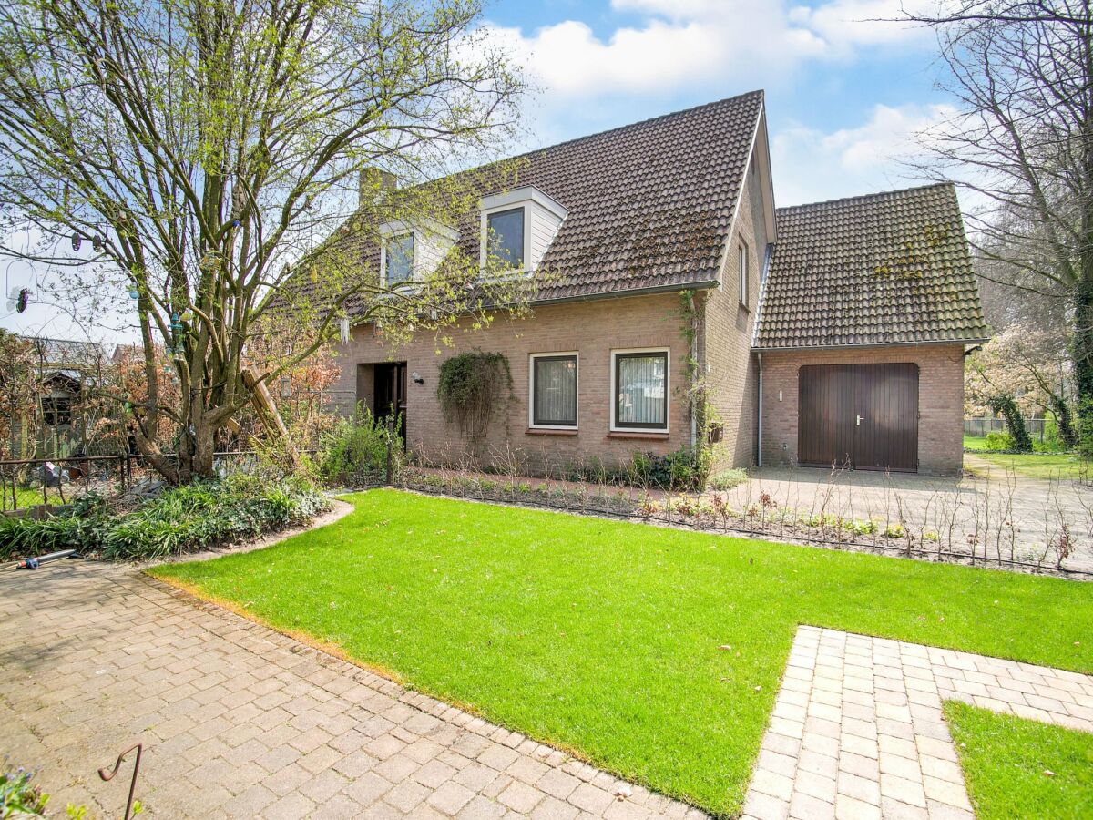 Holiday house Holiday home near the Efteling with garden - Outdoor photo 4