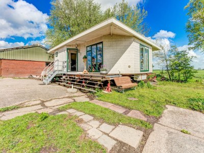 Chalet Chalet with Hot Tub, Suwald in Leeuwarden - Chalet