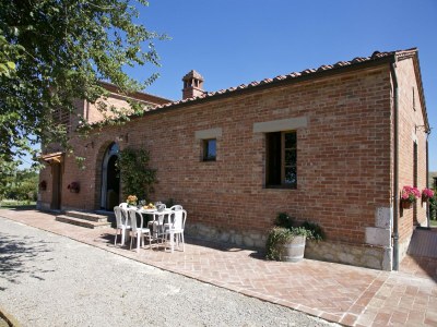 Farmhouse Tuscan Hilltop Farm Stay - Outdoor photo 3