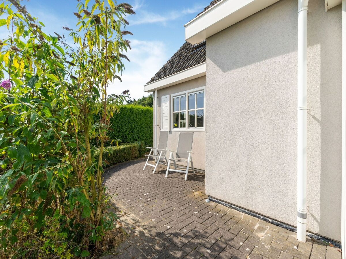 Villa Exclusive villa in Zeewolde with a terrace - Outdoor photo 2