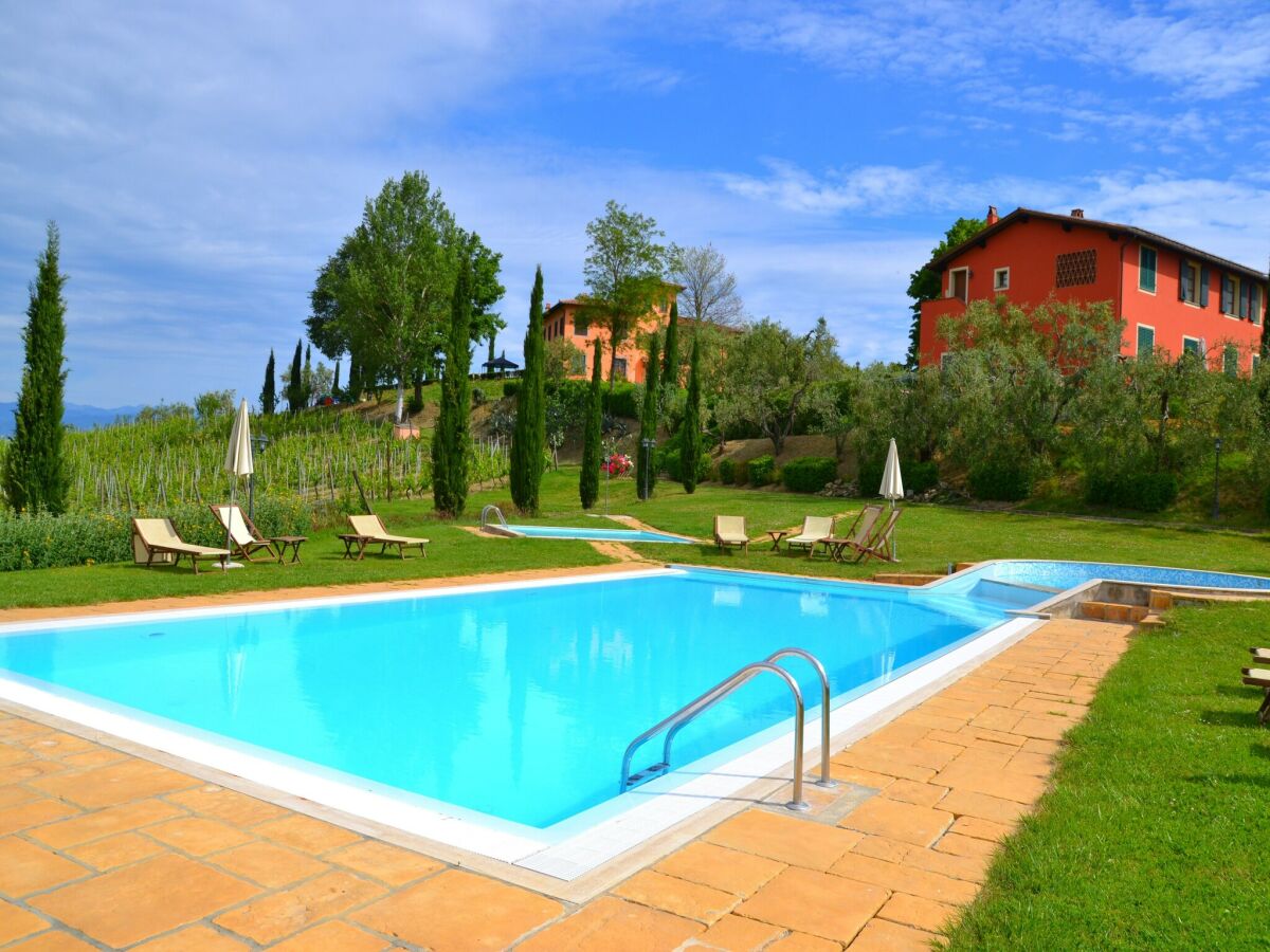 Apartment Gemütliches Ferienhaus mit Schwimmbad mit whirlwanne und Kinderbecken