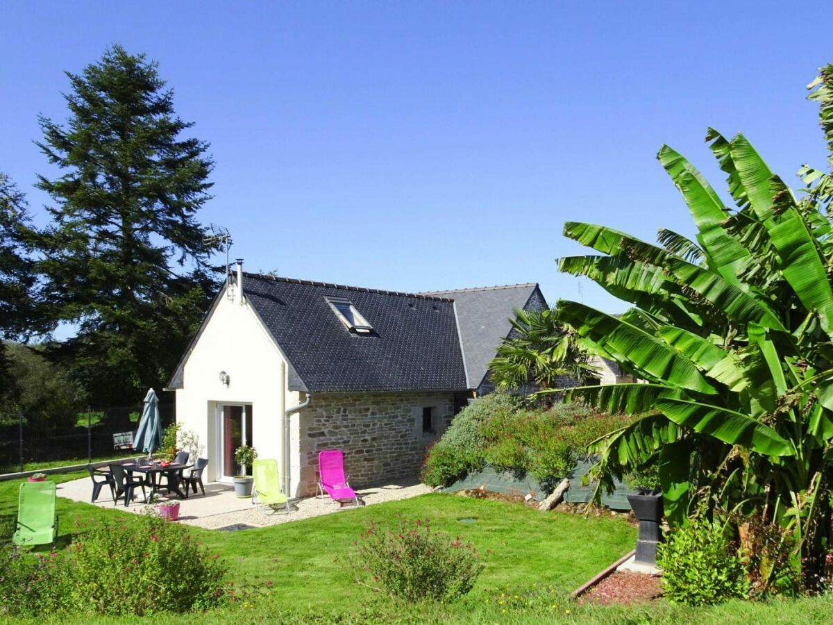 Holiday house Holiday Home in Guerlesquin near Lake