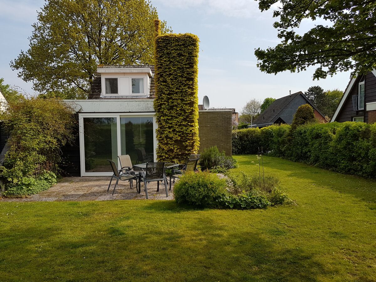 Holiday house Quietly located holiday home in Zeeland - Outdoor photo 2