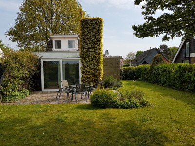 Holiday house Quietly located holiday home in Zeeland - Outdoor photo 2