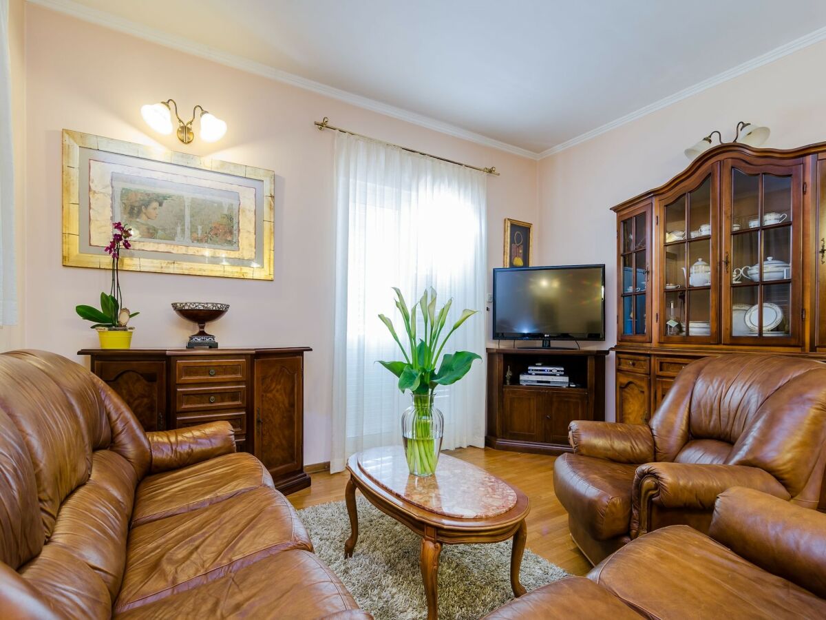 Apartment Apartment Paco - Three-Bedroom Apartment with Balcony and Sea View - Features photo 5