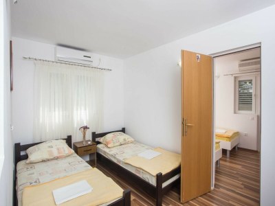 Apartment Apartments Djurkovic - Two-Bedroom Apartment with Shared Terrace and Sea View - Features photo 13