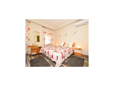 Holiday house Holiday Home Belmondo- Three Bedroom Home with Terrace and Private Pool (A6) - Features photo 7