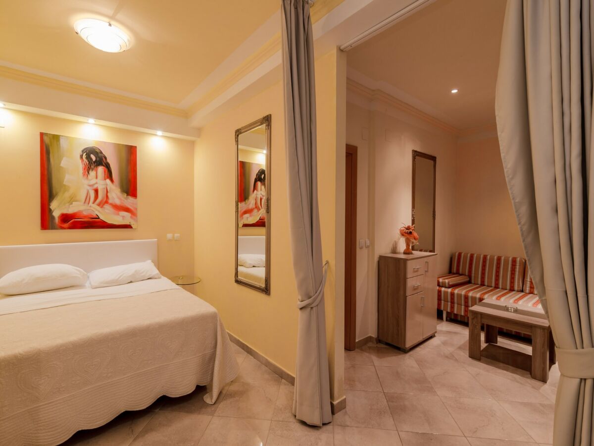 Apartment Hotel Pansion Villa Antonio - Standard Triple Room 28 - Features photo 3