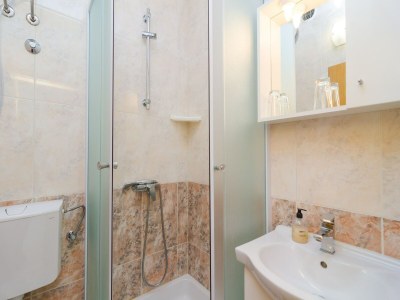 Apartment Apartments &amp; Rooms Barišić - Double Room with Balcony and Garden View (First floor-Soba 8) - Features photo 10