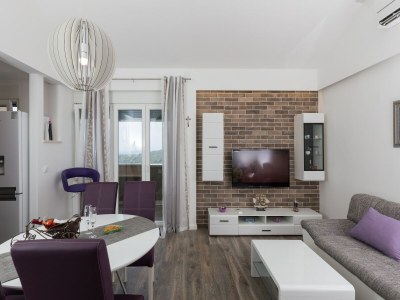 Apartment Apartment H&D - Two Bedroom Apartment with Balcony and Sea View - Features photo 11