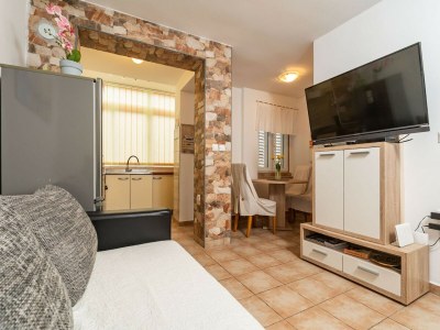 Apartment Apartment Lolo - Two Bedroom Apartment with Loggia and Street View - Features photo 12