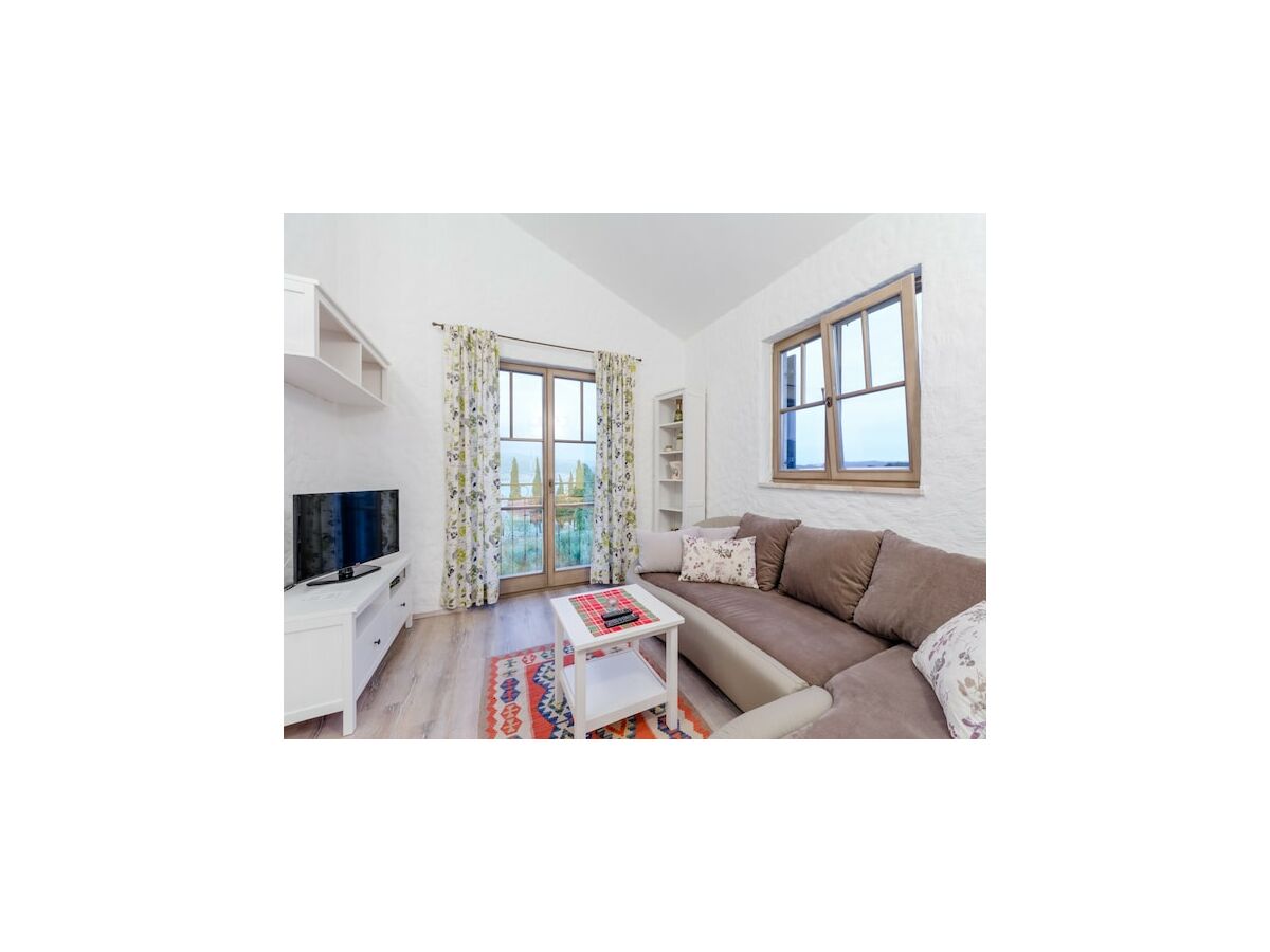 Apartment Apartments Villa Kameja - Two Bedroom Apartment with Terrace and Sea View (Crni) - Features photo 3