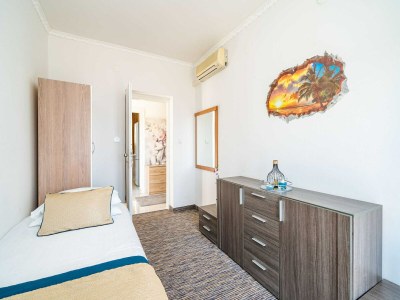 Apartment Apartments Blažević - Comfort Two Bedroom Apt with Hot Tub and Sea View - Features photo 13