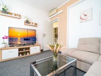 Apartment Apartments Blažević - Comfort Two Bedroom Apt with Hot Tub and Sea View - Features photo 16
