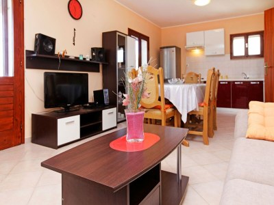 Holiday house Olive's Garden House - Three Bedroom Holiday Home with Terrace and Sea View - Features photo 7