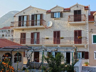 Apartment Apartments Paloc - Standard One-bedroom Apartment with Balcony (Žuti) - Outdoor photo 2