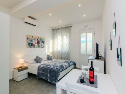 Apartment Apartments  L&M - Studio Apartment with Terrace (Vlahinić) - Features photo 6