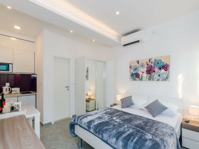 Apartment Apartments  L&M - Studio Apartment with Terrace (Vlahinić) - Features photo 7