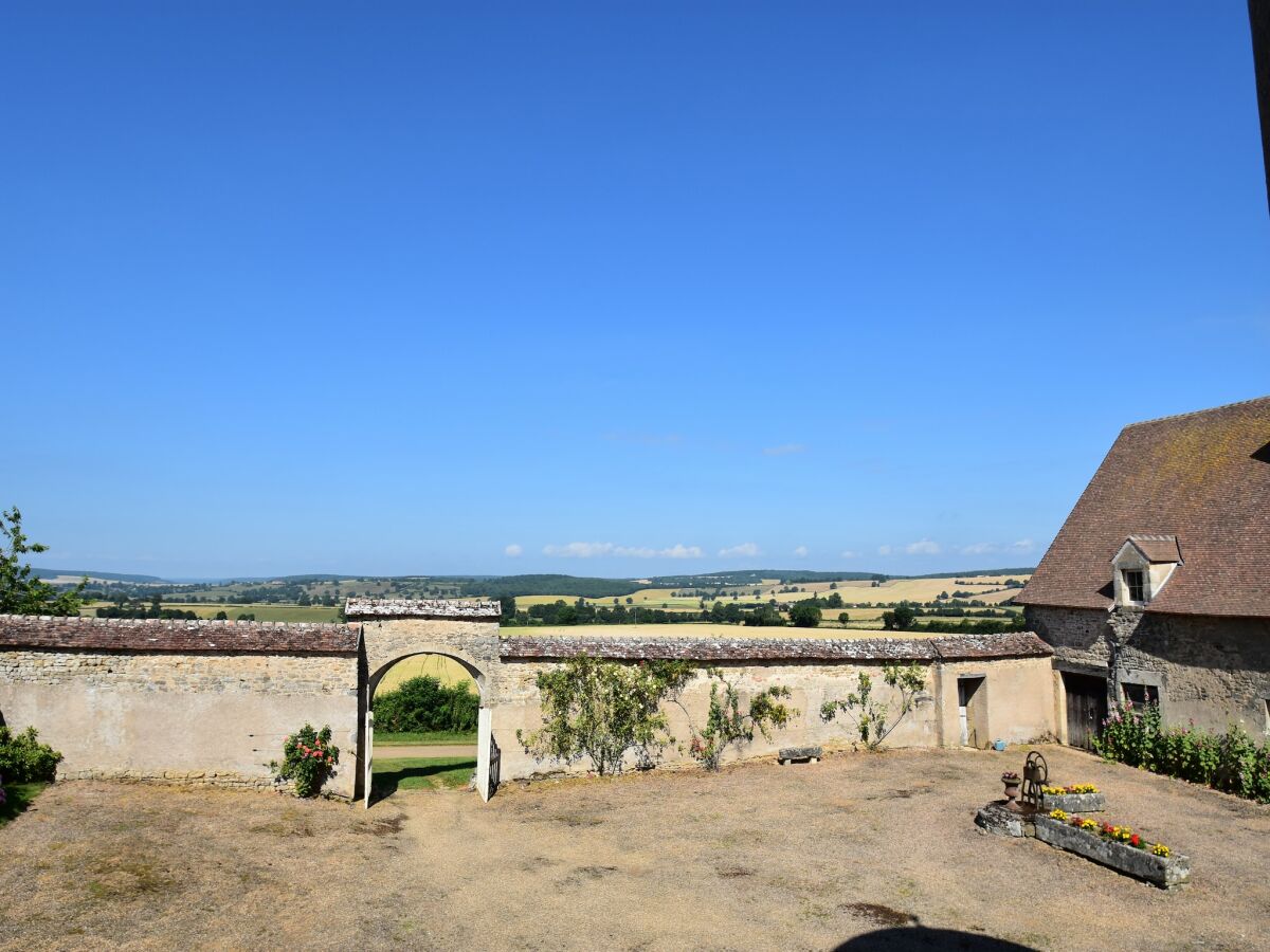 Cottage Mansion in Burgundy near Morvan Natural Park - Outdoor photo 5