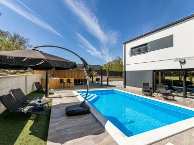 Villa George with heated pool in Hlapa - Villa