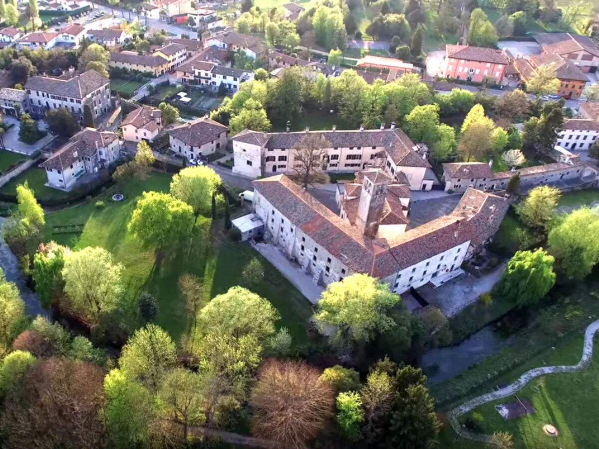 Holiday house Vicinia with garden in the castle