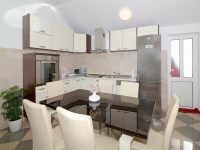 Apartment Apartments Isabora - Comfort Three-Bedroom Apartment with Balcony and Sea View (Second Floor) - Features photo 16