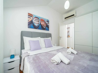 Apartment Apartments Isabora - Comfort Three-Bedroom Apartment with Balcony and Sea View (Second Floor) - Features photo 17