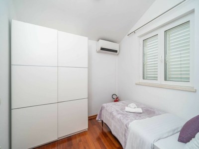 Apartment Apartments Isabora - Comfort Three-Bedroom Apartment with Balcony and Sea View (Second Floor) - Features photo 21