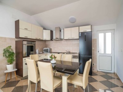 Apartment Apartments Isabora - Comfort Three-Bedroom Apartment with Balcony and Sea View (Second Floor) - Features photo 27