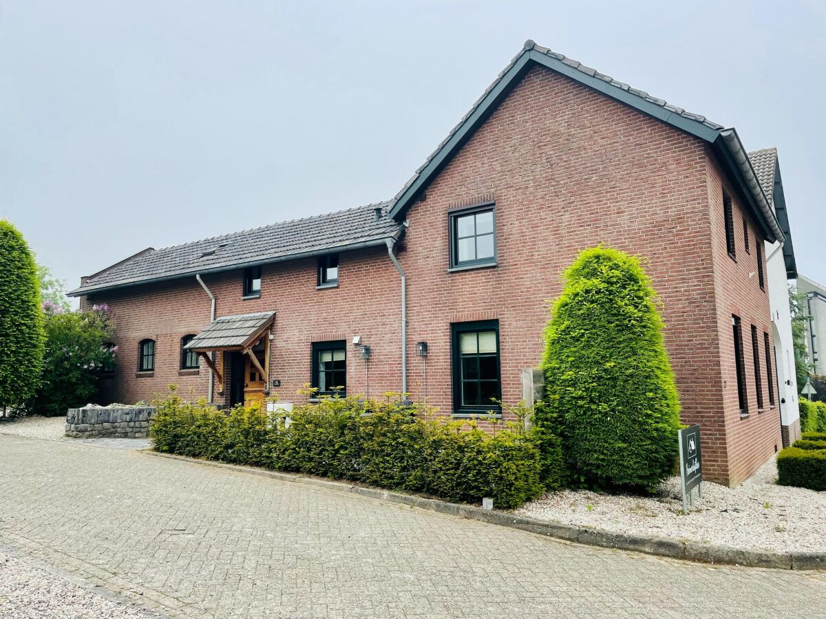Farmhouse Holiday home in South Limburg with a terrace - Outdoor photo 3