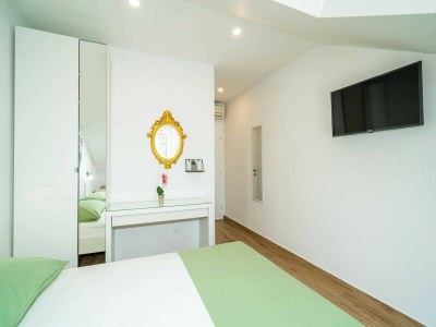Apartment Apartment & Rooms Papa - Premium Double or Twin Room with Balcony and Partial Sea View (Soba 2) - Features photo 12