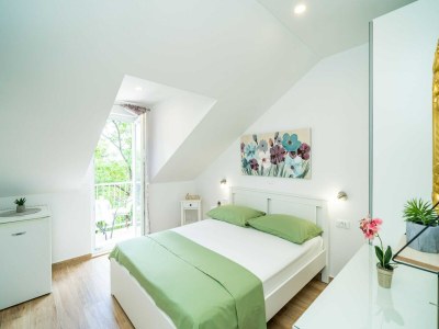 Apartment Apartment & Rooms Papa - Premium Double or Twin Room with Balcony and Partial Sea View (Soba 2) - Features photo 15