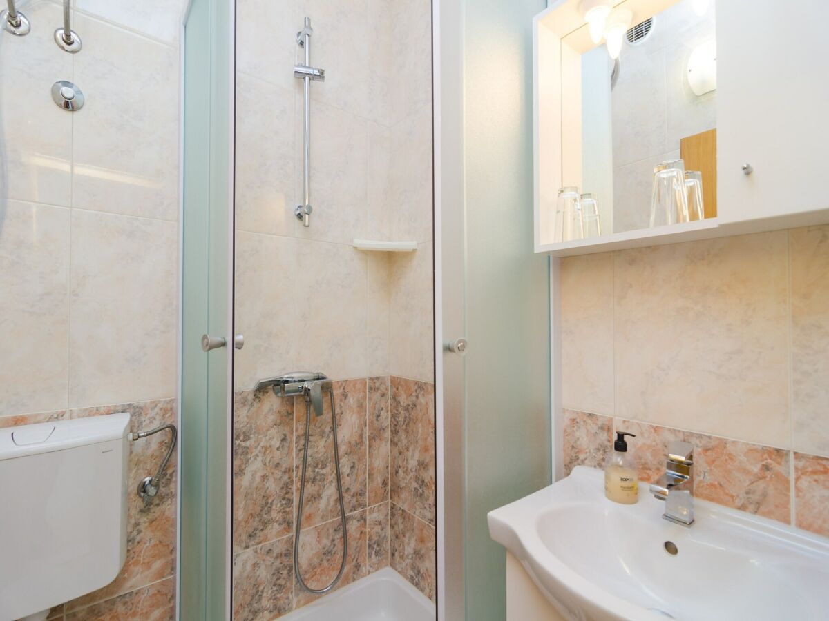 Apartment Apartments &amp; Rooms Barišić - Standard Double Room with Balcony and Garden View (Soba 5)