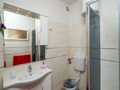 Apartment Apartments & Rooms Mara & Petrunjela - Studio Apartment with Balcony and Sea View - Features photo 22