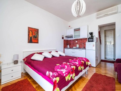 Apartment Apartments & Rooms Mara & Petrunjela - Studio Apartment with Balcony and Sea View - Features photo 25